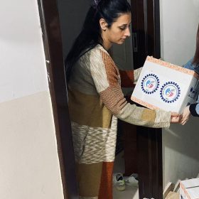 Deprem bölgesinden misafir olarak İstanbul’a yerleşen ailelere LİDAV kumanya yardımı gerçekleştirdi.